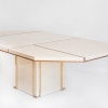 Mesa de comedor extensible, Jean-Claude Mahey, madera lacada y latón dorado, Francia, años 70