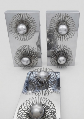 Tres apliques de pared de dos luces en metal cromado, hacia 1970