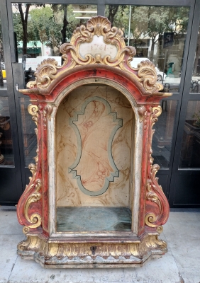 Capilla o hornacina para santo de estilo barroco. Madera policromada. Europa. Siglo XVIII. 