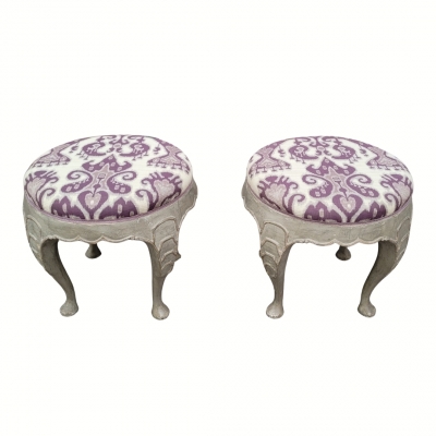 Pareja de banquetas / otomanas, madera tallada y policromada, barroco, Suecia, siglo XVIII