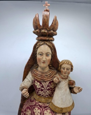  Virgen coronada con niño en madera policromada y tela con oros, siglo XIX