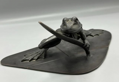 Escultura de rana en tres partes, bronce de Chiqui Diaz, firmado y numerado