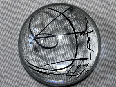 Salvador Dalí, pisapapeles de cristal, Fundació Gala, serigrafía con dibujo y firma, año 1970 