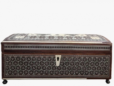 Caja con tapa abombada en micromosaico de marquetería sadeli, hueso y metal, finales del siglo XIX