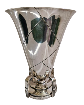 Escultural florero de aparato Art Déco en metal plateado de alta densidad. Circa 1930. Orfebrería francesa.