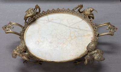 Centro de mesa o bandeja china Qing, bronce dorado y mármol, 4 grullas y dragones, c. 1890 