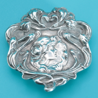 Hebilla de plata art nouveau con perfil femenino, hacia 1900–1915