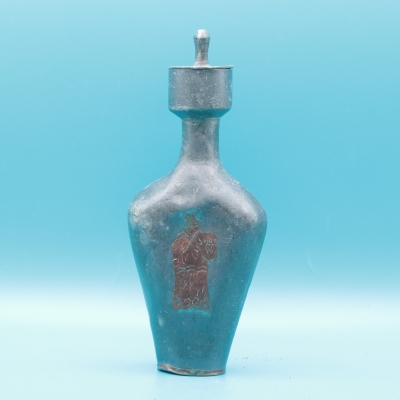 Biberón antiguo de peltre con figura de cobre, atribuido a China, XVIII / XIX.