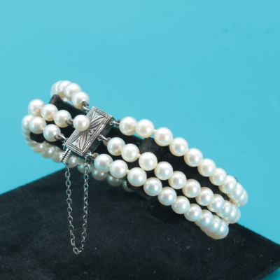 Pulsera Mikimoto de tres hileras de perlas cultivadas con cierre de plata