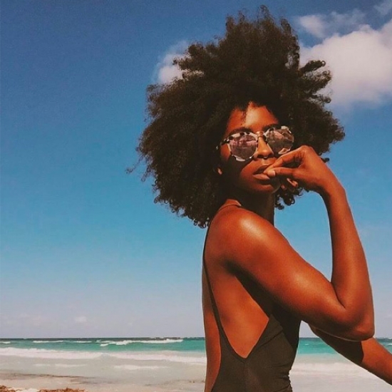 Comment prendre soin de ses cheveux cr&eacute;pus cet &eacute;t&eacute;?