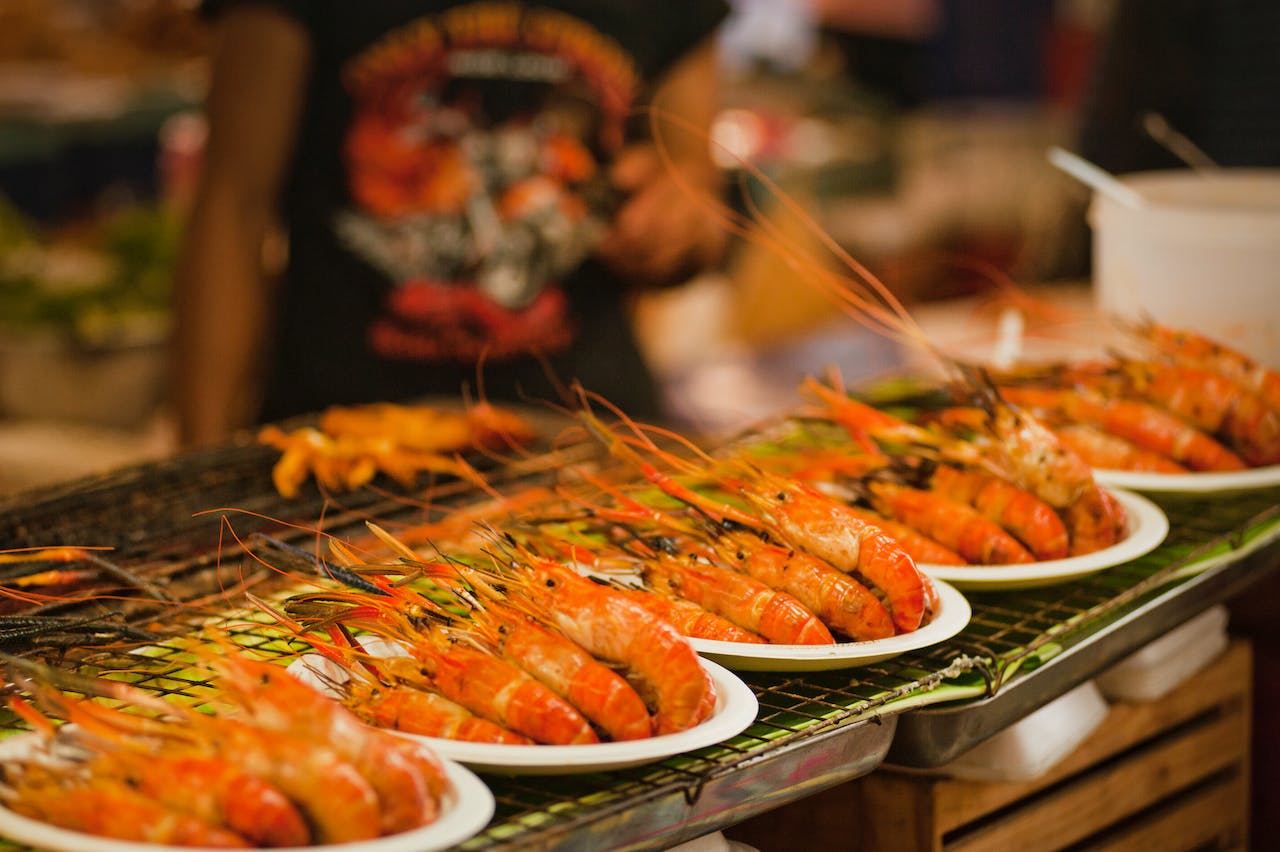 L'Art de la cuisine de rue Caribéenne : 15 spécialités à goûter absolument