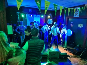 Engager des musiciens dans votre restaurant : ce qu’il faut savoir pour être en règle (et serein)